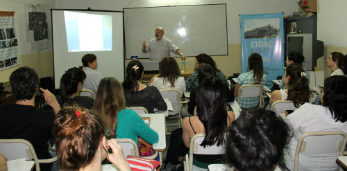Dr Jerusalinsky y el publico presente
