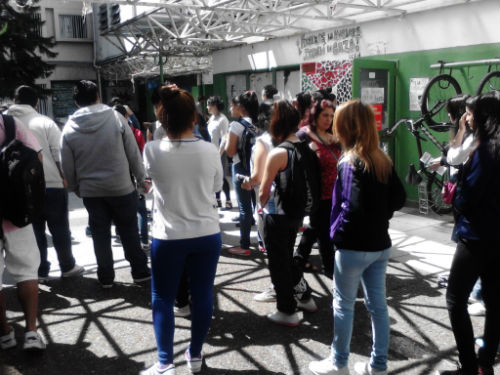 estudiantes en el patio