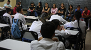 escuela con chicas y chicos